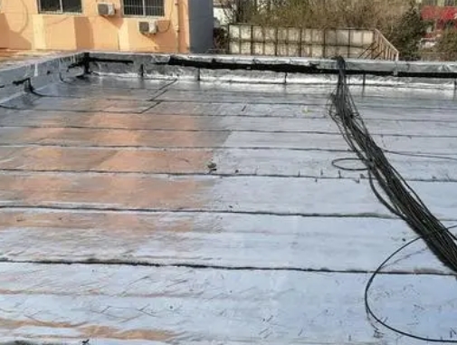 双柏卫生间漏水维修公司分享下双柏屋面楼顶防水刚性防水层施工要点。